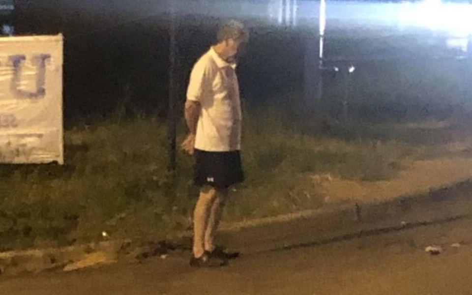 Μπαμπάς γίνεται viral καθώς περιμένει την κόρη του στη στάση λεωφορείου κάθε βράδυ>