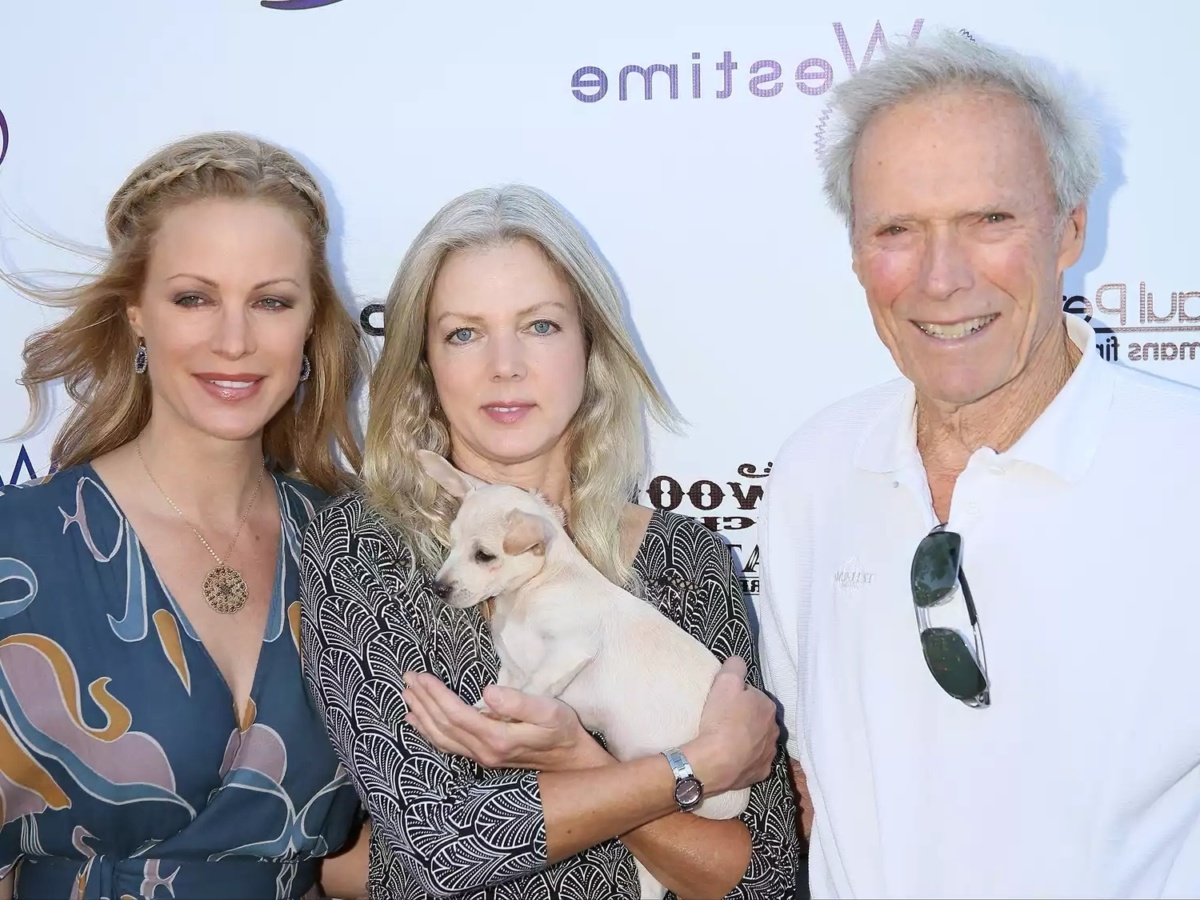Ο Clint Eastwood βρίσκει τον έρωτα στα 92 του χρόνια με την Christina Sandera