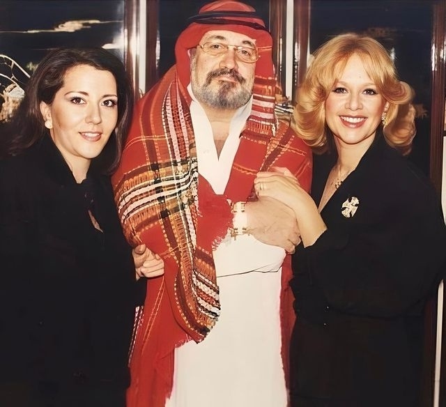 Ο Δημήτρης Παπαμιχαήλ με τις δύο συζύγους του: Σπάνια φωτογραφία με την Αλίκη Βουγιουκλάκη και τη Νανά Σινσιέ