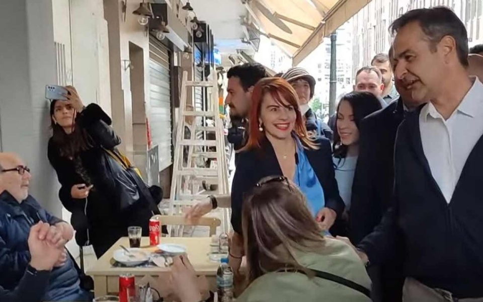 Ο Έλληνας πρωθυπουργός Μητσοτάκης αστειεύεται με πελάτες σε ψητοπωλείο της Θεσσαλονίκης για τη νηστεία της Μεγάλης Παρασκευής>