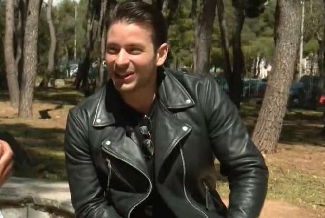 Ο Έλληνας τραγουδιστής Βαγγέλης Κακουριώτης ξεχνά τους στίχους και διαψεύδει τις φήμες περί ερωτικής σχέσης