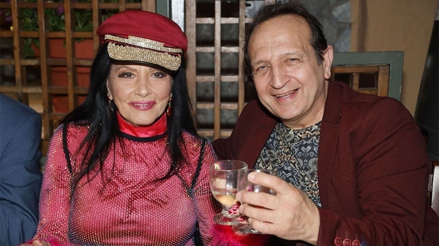 Ο επί 25 χρόνια σύντροφος της Ζωζώς Σαπουντζάκη μαζί της σε μια γλυκιά βραδινή έξοδο