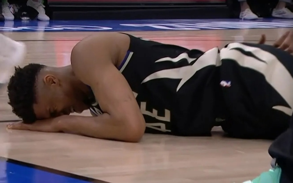 Ο Γιάννης Αντετοκούνμπο τραυματίστηκε κατά τη διάρκεια του αγώνα Bucks vs. Heat>