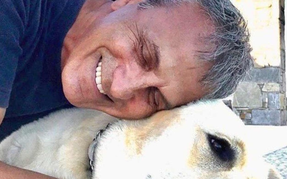 Ο Γιώργος Νταλάρας στέλνει μήνυμα αγάπης με τρυφερή φωτογραφία του σκύλου του>