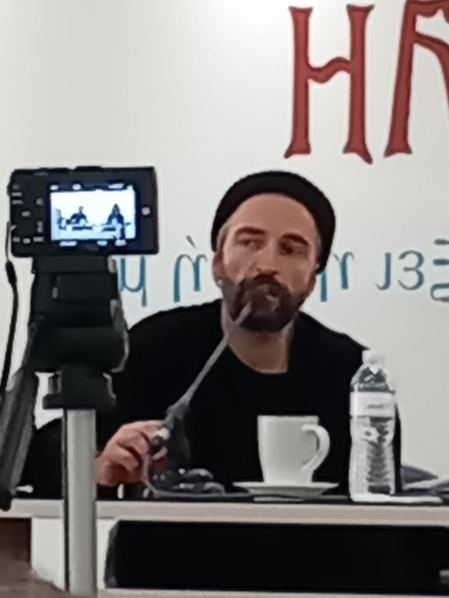 Ο ηθοποιός Άρης Σερβετάλης μιλάει στο Κατηχητικό Σχολείο του Αγίου Νεκταρίου
