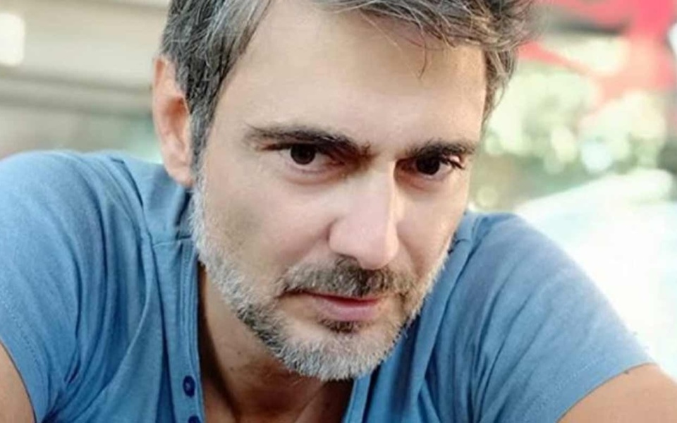 Ο ηθοποιός Δημήτρης Τοπαλίδης ξυλοκοπήθηκε άγρια από δύο άνδρες στη Νέα Σμύρνη>