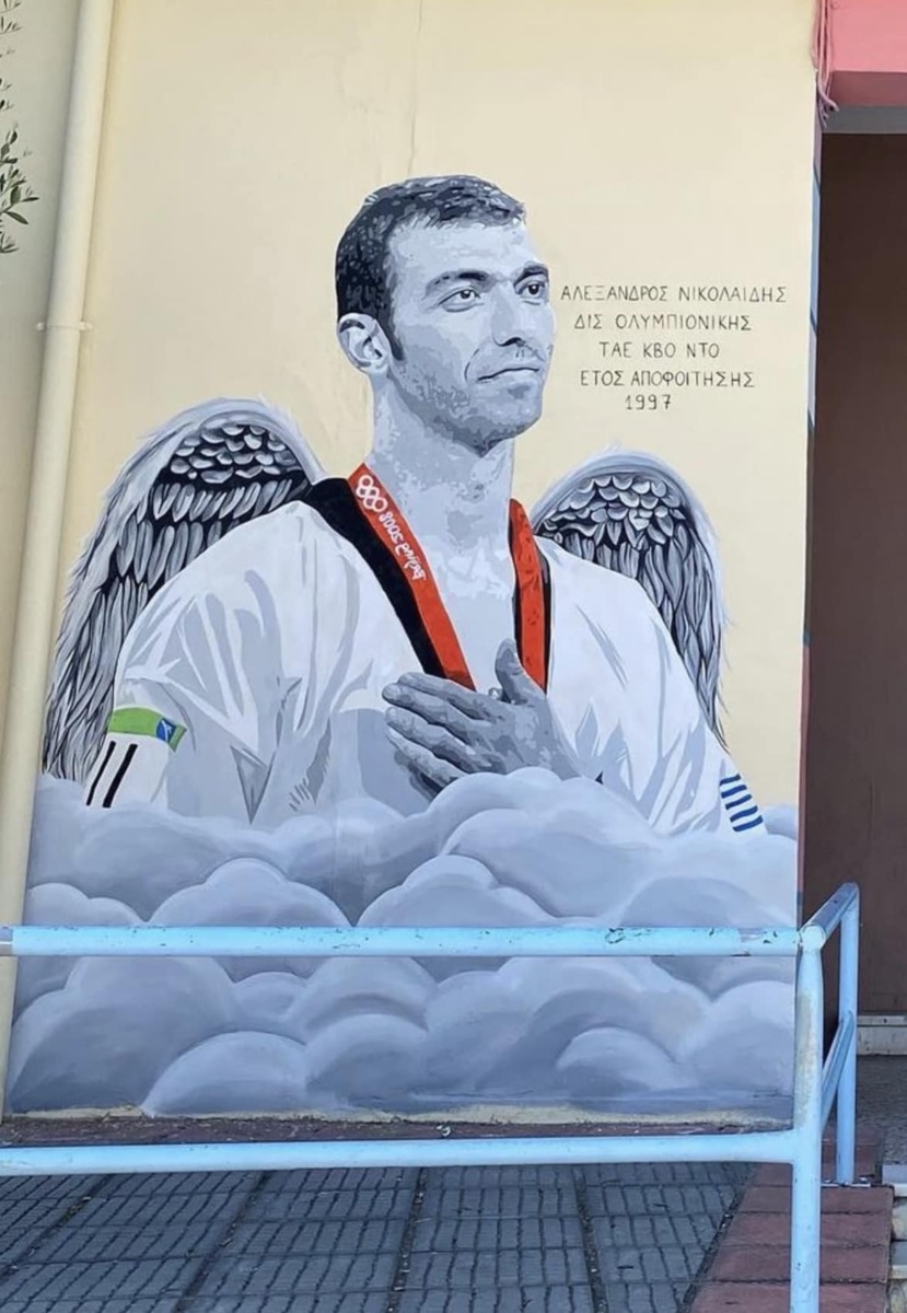 Ο Μάριος Σιμόπουλος δημιουργεί εκπληκτική τοιχογραφία αφιέρωμα στον Ολυμπιονίκη Αλέξανδρο Νικολαΐδη στο Γυμνάσιό του
