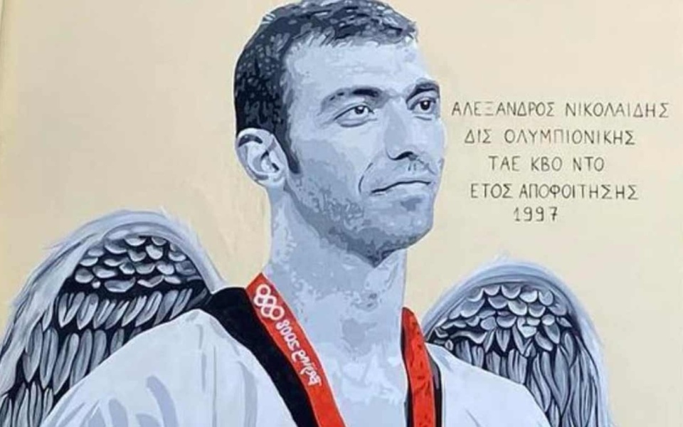 Ο Μάριος Σιμόπουλος δημιουργεί εκπληκτική τοιχογραφία αφιέρωμα στον Ολυμπιονίκη Αλέξανδρο Νικολαΐδη στο Γυμνάσιό του>