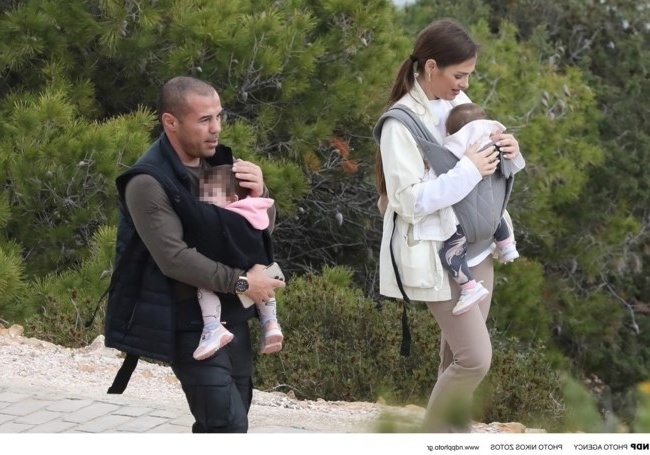 Ο Μιχάλης Ζαμπίδης και η σύντροφός του βγαίνουν με τις δίδυμες κόρες τους