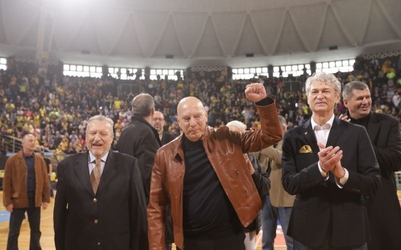 Ο Νίκος Γκάλης επιστρέφει στην πατρίδα του: Χειροκροτήματα στο Αλεξάνδρειο για τους νικητές του Σούπερ Καπ 1986
