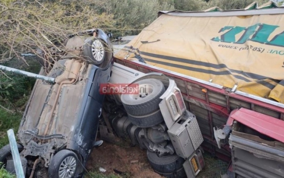Ατύχημα στην Κεφαλονιά: Ήρωας ο οδηγός του φορτηγού>