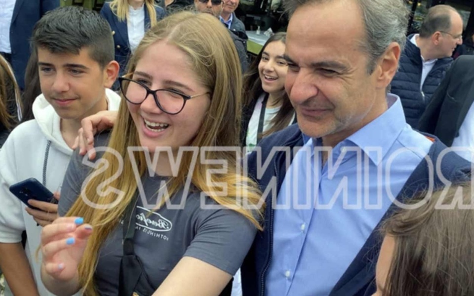 Ο πρωθυπουργός Μητσοτάκης βγάζει selfie με μαθήτρια στην Καβάλα>