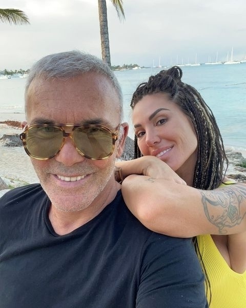 Ο τραγουδιστής Στέλιος Ρόκκος απολαμβάνει τις παραλίες του Αγίου Δομίνικου με τη Λέλε Γκόφα ενόψει του Survivor All Star Union Party