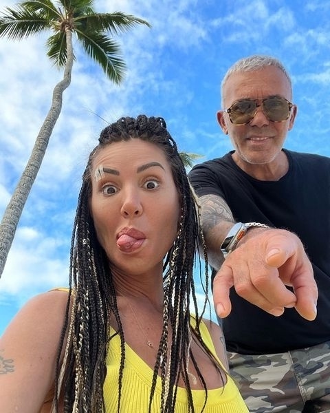 Ο τραγουδιστής Στέλιος Ρόκκος απολαμβάνει τις παραλίες του Αγίου Δομίνικου με τη Λέλε Γκόφα ενόψει του Survivor All Star Union Party