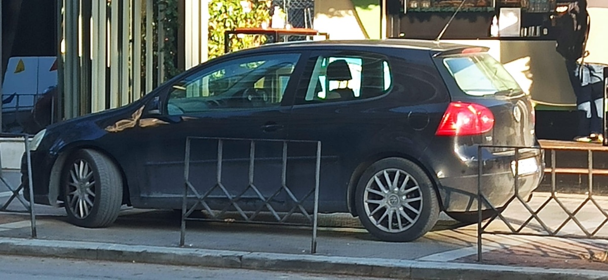 Οδηγός παρκάρει αυτοκίνητο στο πεζοδρόμιο της οδού Τσιμισκή στη Θεσσαλονίκη – Ξεκίνησε συζήτηση για την εθιμοτυπία στάθμευσης