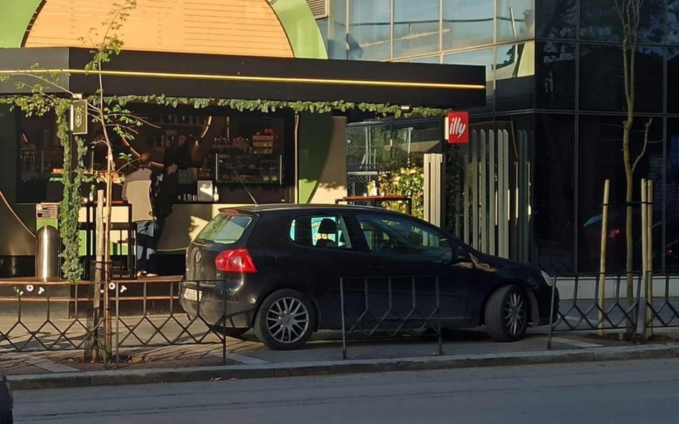 Οδηγός παρκάρει αυτοκίνητο στο πεζοδρόμιο της οδού Τσιμισκή στη Θεσσαλονίκη – Ξεκίνησε συζήτηση για την εθιμοτυπία στάθμευσης>