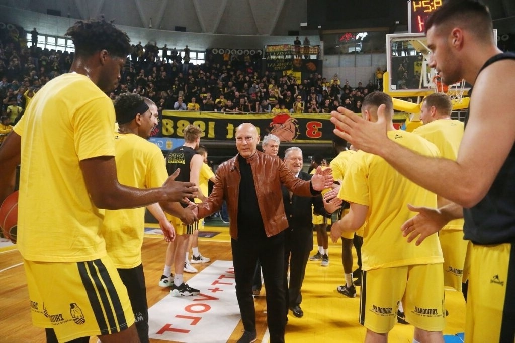Οι οπαδοί του Άρη χειροκροτούν το ίνδαλμα του ελληνικού μπάσκετ Νίκο Γκάλη στο ‘Αλεξάνδρειο’