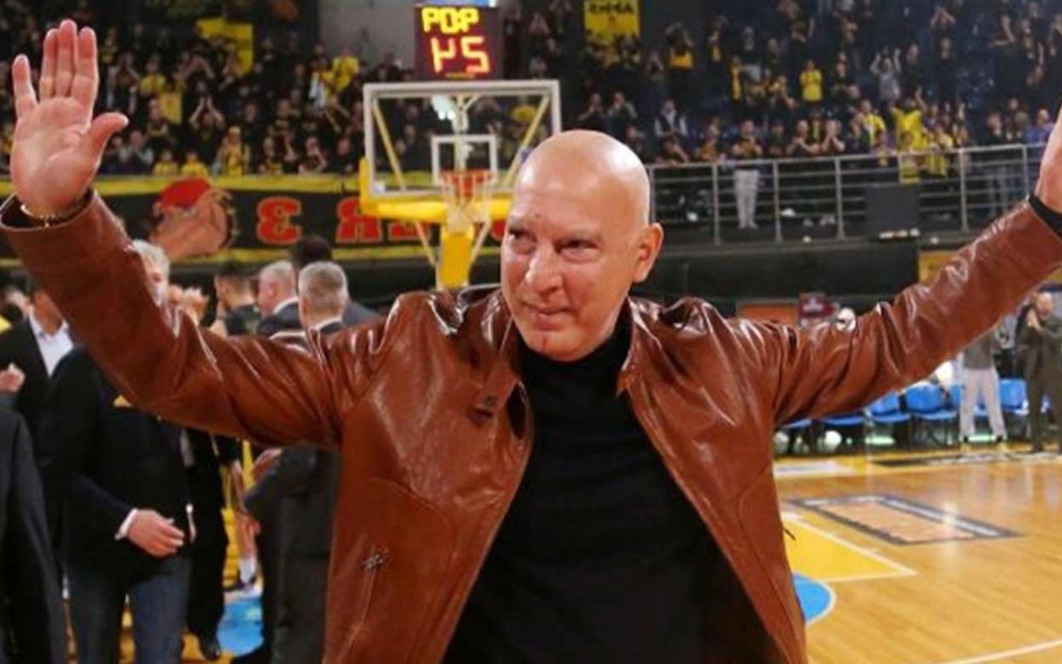 Οι οπαδοί του Άρη χειροκροτούν το ίνδαλμα του ελληνικού μπάσκετ Νίκο Γκάλη στο ‘Αλεξάνδρειο’>