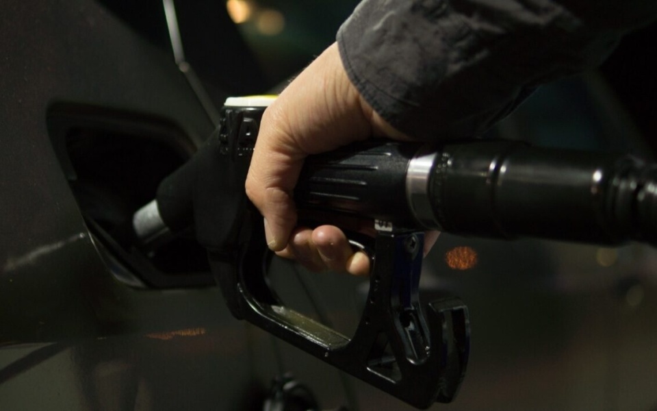 Οι τιμές των καυσίμων εκτοξεύονται και η ΕΕ εγκρίνει την απαγόρευση των αυτοκινήτων βενζίνης και ντίζελ έως το 2035>