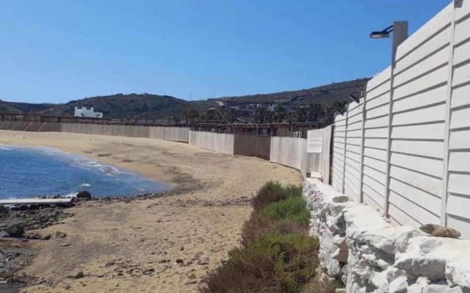 Οργή για φράχτη σε παραλία της Μυκόνου προκαλεί οργή>