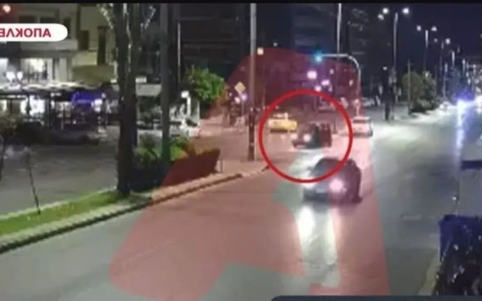 Παρακολουθήστε τη βίαιη σύγκρουση δύο αυτοκινήτων: Συγκλονιστικό αυτοκινητιστικό δυστύχημα στην Αλεξάνδρα>