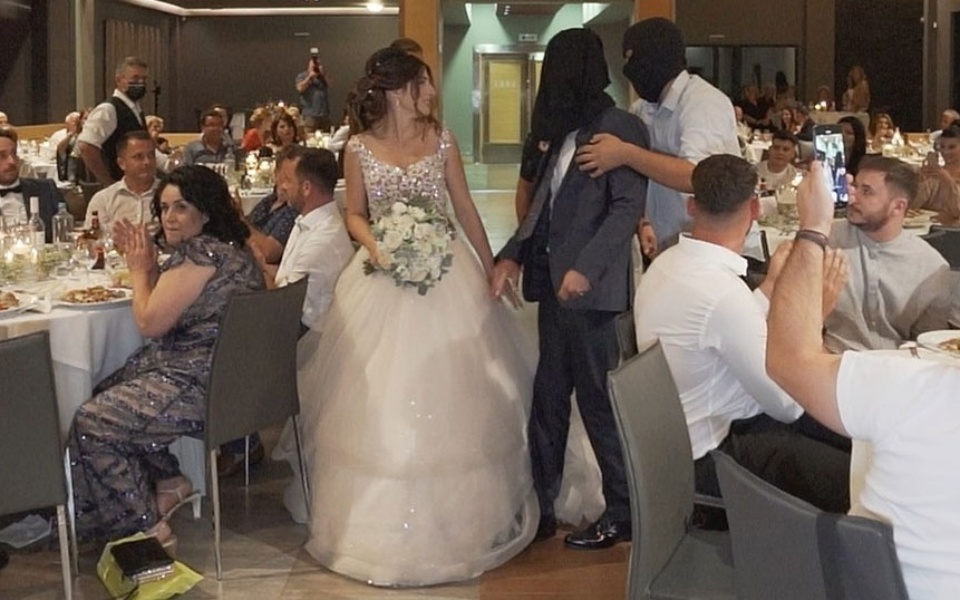 Παρακολουθήστε το βίντεο: Κουκουλοφόροι «απήγαγαν» τον γαμπρό σε απίστευτο γάμο στα Τρίκαλα>