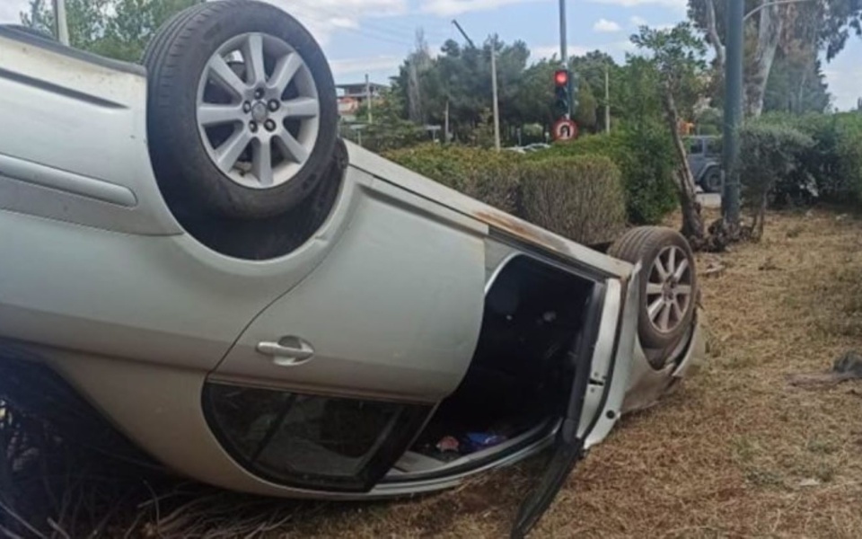 Παράκτιο οδικό ατύχημα: Οδηγός σώθηκε από ζώνη ασφαλείας>