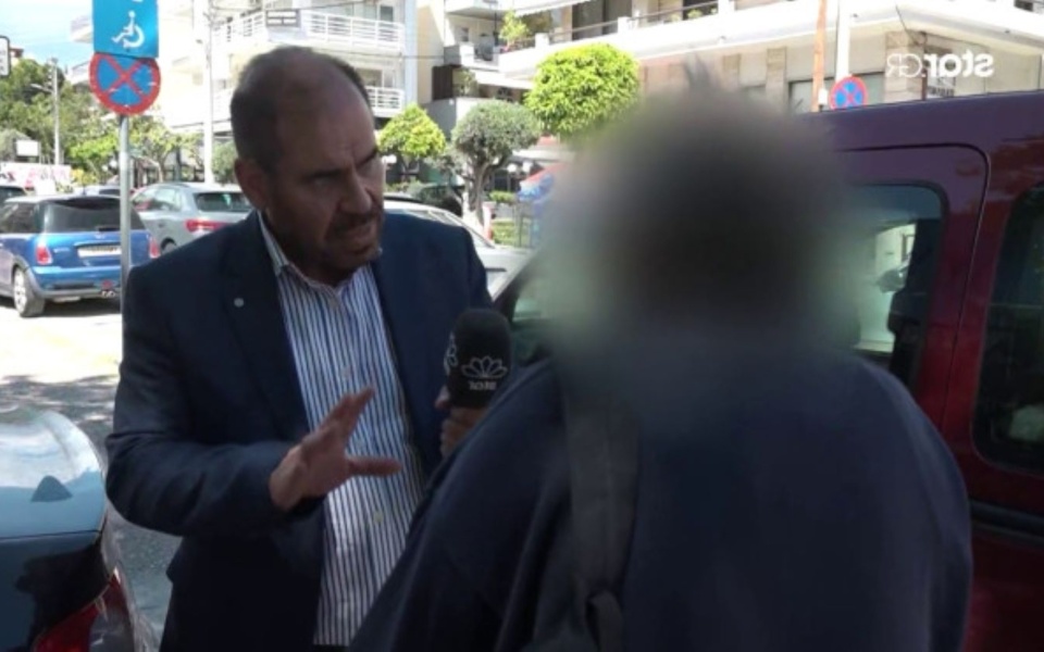 Πατέρας εκλιπαρεί για τον άρρωστο γιο του καθώς συνελήφθησαν δύο παιδιά για ληστεία στη Γλυφάδα>