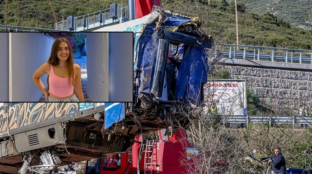 Πατέρας θρηνεί την κόρη του Αναστασία Παπαγγελή που χάθηκε στην τραγωδία των Τεμπών