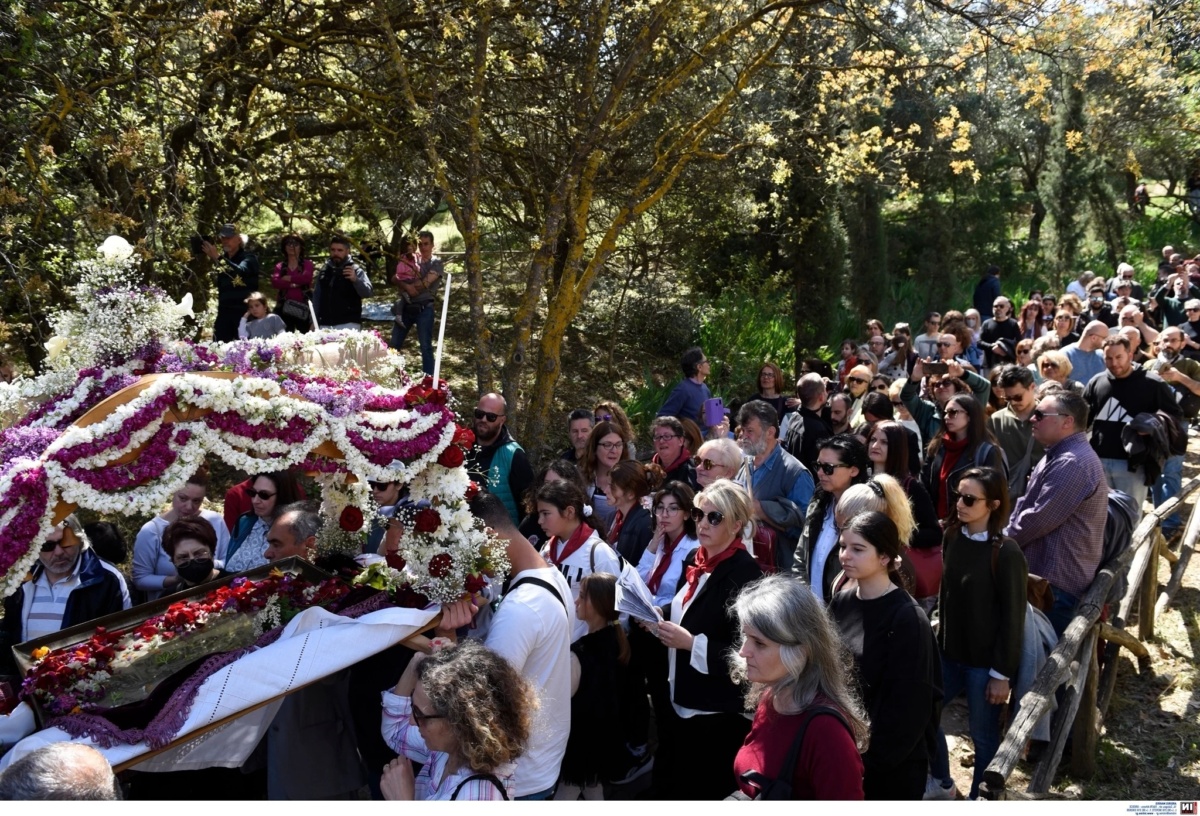 «Περιφορά Επιταφίου Μεγάλης Παρασκευής στη Μονή Καισαριανής» – Μια πανηγυρική θρησκευτική εκδήλωση στην Αττική, Ελλάδα