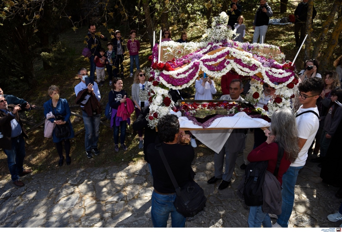 «Περιφορά Επιταφίου Μεγάλης Παρασκευής στη Μονή Καισαριανής» – Μια πανηγυρική θρησκευτική εκδήλωση στην Αττική, Ελλάδα