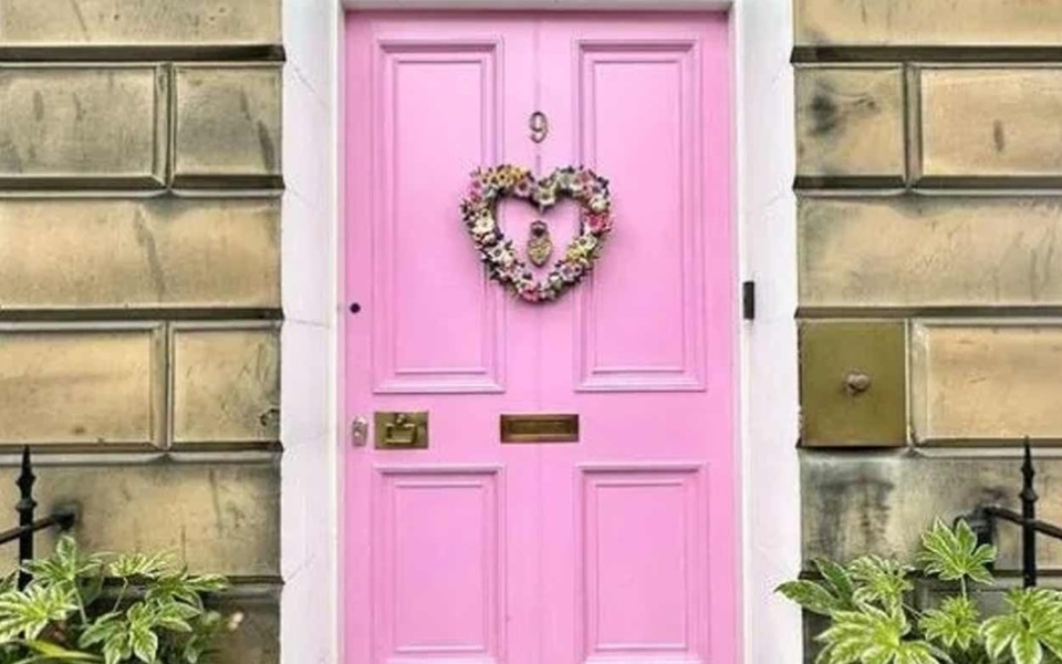 ‘Πολύ φωτεινό’ για την πόλη; Διαμάχη για τη ροζ πόρτα του Εδιμβούργου>