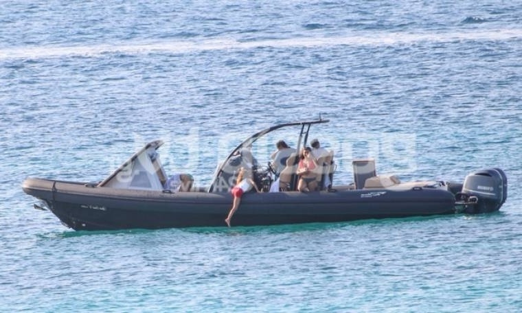 Πολυτελείς οικογενειακές βόλτες στα ελληνικά νησιά: Το φουσκωτό σκάφος των 300.000 ευρώ της Ελένης Μενεγάκη και του Μάκη Παντζόπουλου