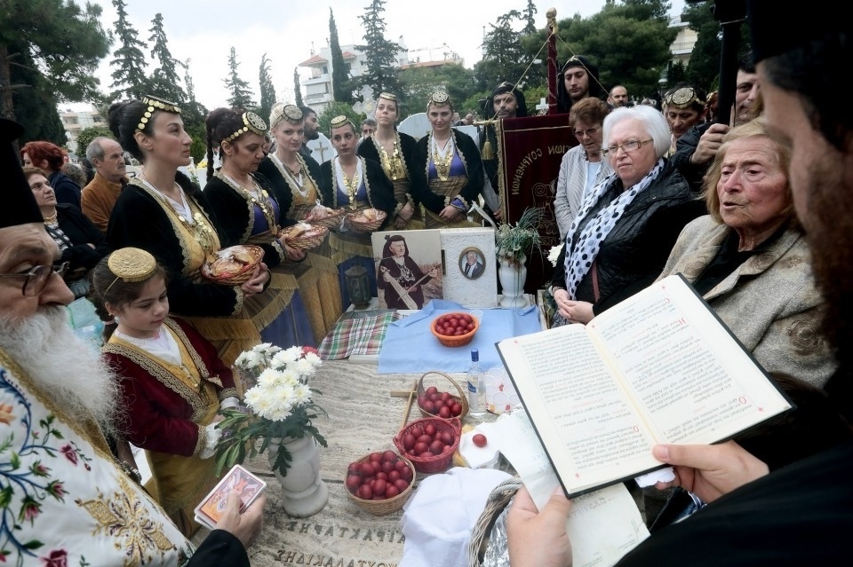 Ποντιακή κηδεία Έθιμο: Στρώνοντας ένα τραπέζι σε τάφους