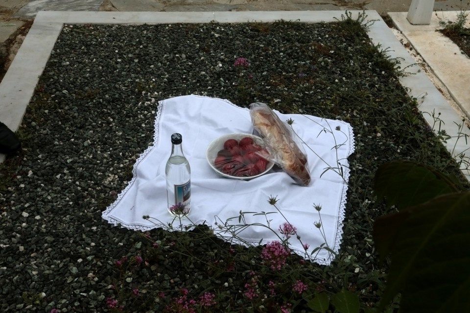 Ποντιακή κηδεία Έθιμο: Στρώνοντας ένα τραπέζι σε τάφους
