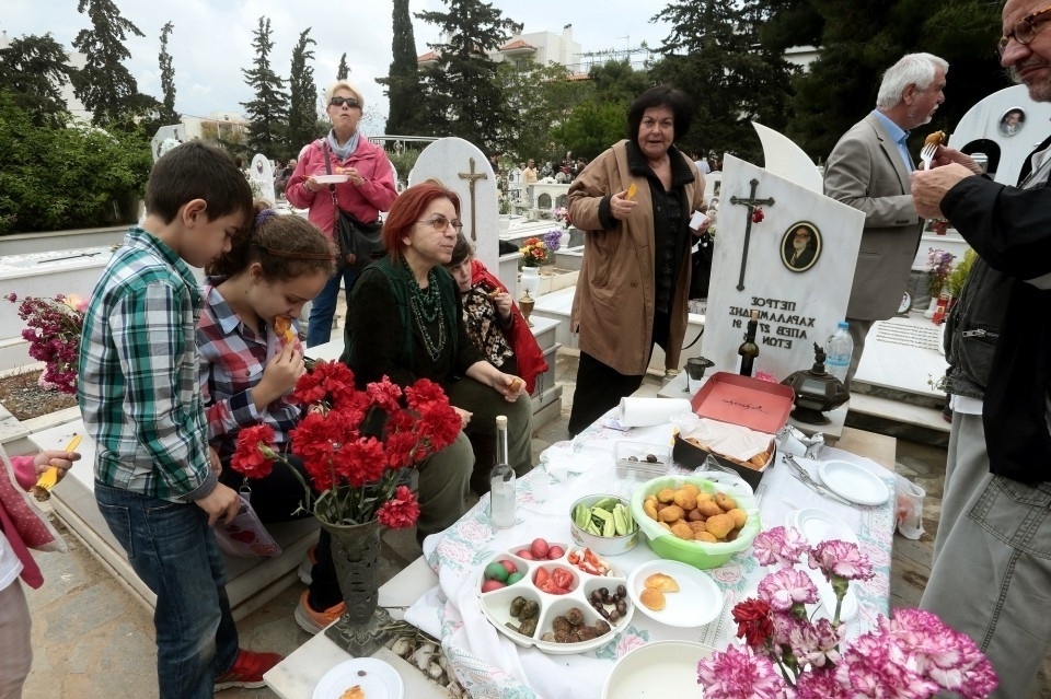 Ποντιακή κηδεία Έθιμο: Στρώνοντας ένα τραπέζι σε τάφους