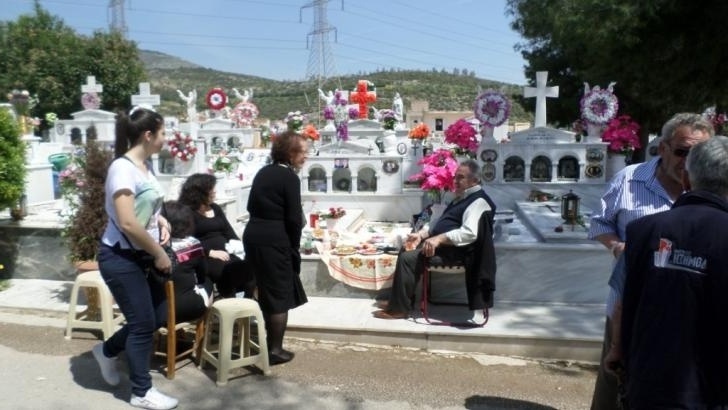 Ποντιακή κηδεία Έθιμο: Στρώνοντας ένα τραπέζι σε τάφους