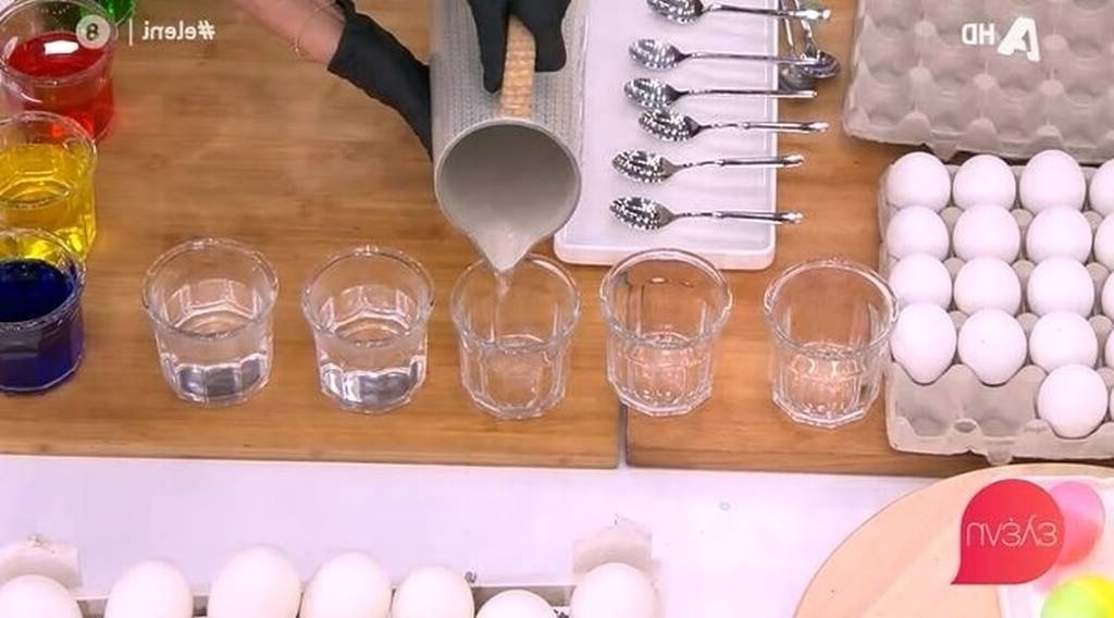 Πώς να βάψετε τα πασχαλινά αυγά με την τέλεια συνταγή της Ελένης Μενεγάκη