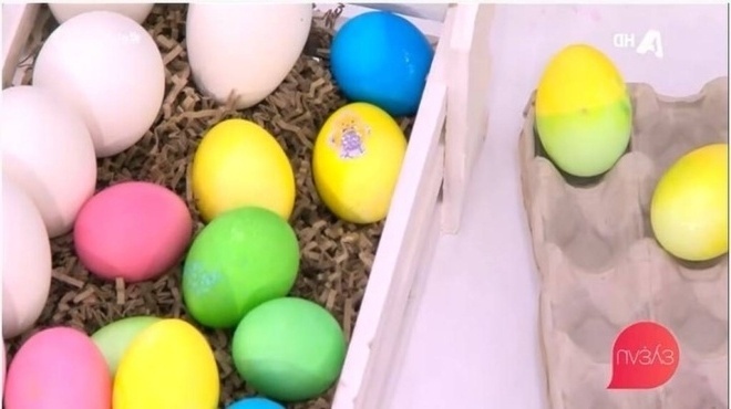 Πώς να βάψετε τα πασχαλινά αυγά με την τέλεια συνταγή της Ελένης Μενεγάκη