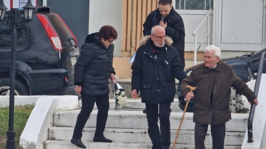 Πραγματοποιήθηκε η κηδεία της 71χρονης γυναίκας που δολοφονήθηκε από τον γιο της στη Θεσσαλονίκη- η αστυνομία αναζητά τον ύποπτο