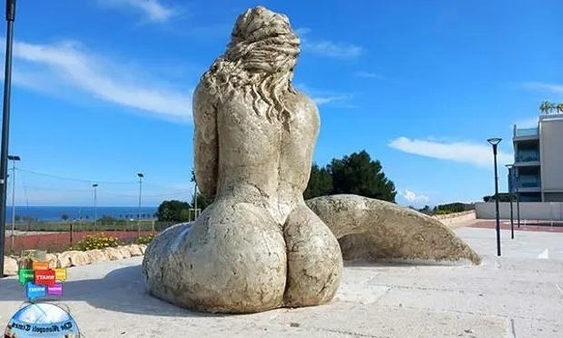 Προκλητικό άγαλμα γοργόνας προκαλεί αντιδράσεις στο Monopoli της Ιταλίας