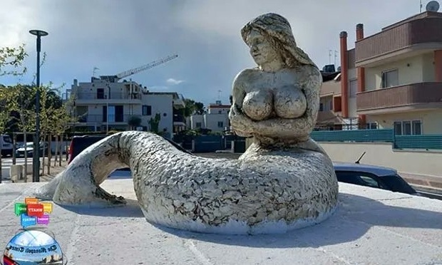 Προκλητικό άγαλμα γοργόνας προκαλεί αντιδράσεις στο Monopoli της Ιταλίας