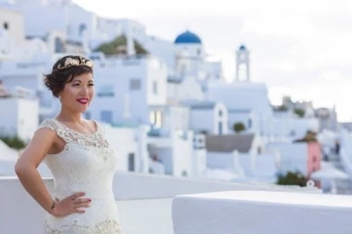 Πρώτος σόλο γάμος στο νησί: Γαλλίδα παντρεύεται στη Σαντορίνη