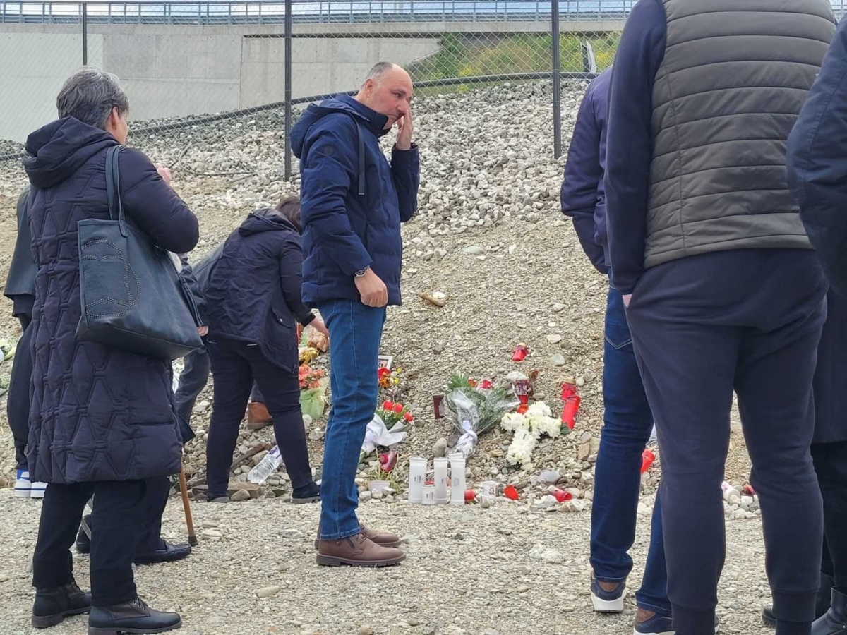 Σπαραγμός στον τόπο της τραγωδίας στα Τέμπη, καθώς η μητέρα της Κλαούντια θρηνεί την απώλεια στην επιμνημόσυνη δέηση