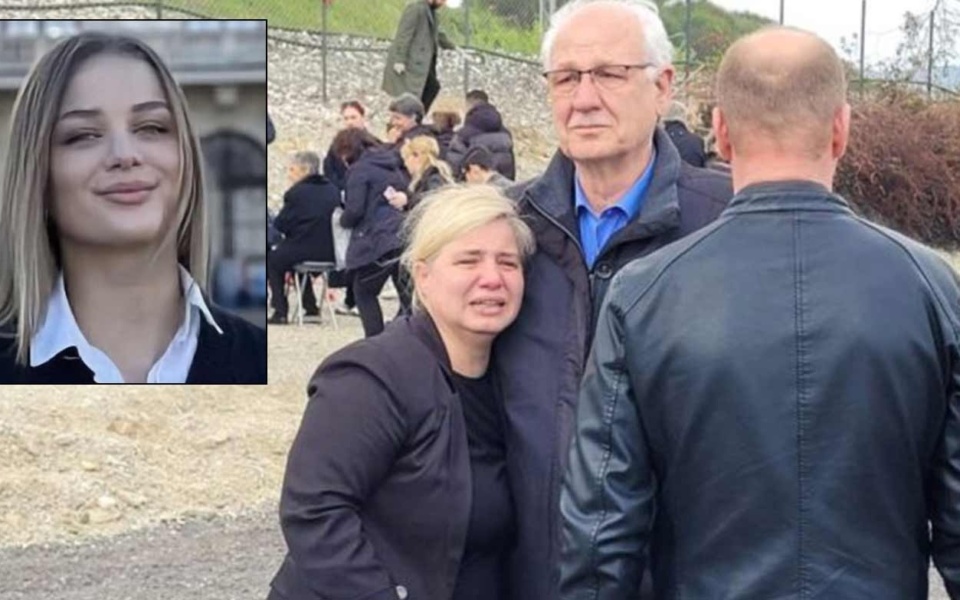 Σπαραγμός στον τόπο της τραγωδίας στα Τέμπη, καθώς η μητέρα της Κλαούντια θρηνεί την απώλεια στην επιμνημόσυνη δέηση>