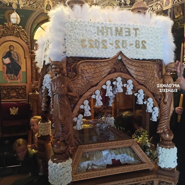 Στολισμένο με 57 αγγέλους και λευκά λουλούδια: Επιτάφιος προς τιμήν των 57 θυμάτων του σιδηροδρομικού δυστυχήματος στα Τέμπη