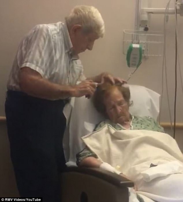 Συγκινητικό βίντεο: Ηλικιωμένος άνδρας χτενίζει τα μαλλιά της άρρωστης συζύγου με αγάπη