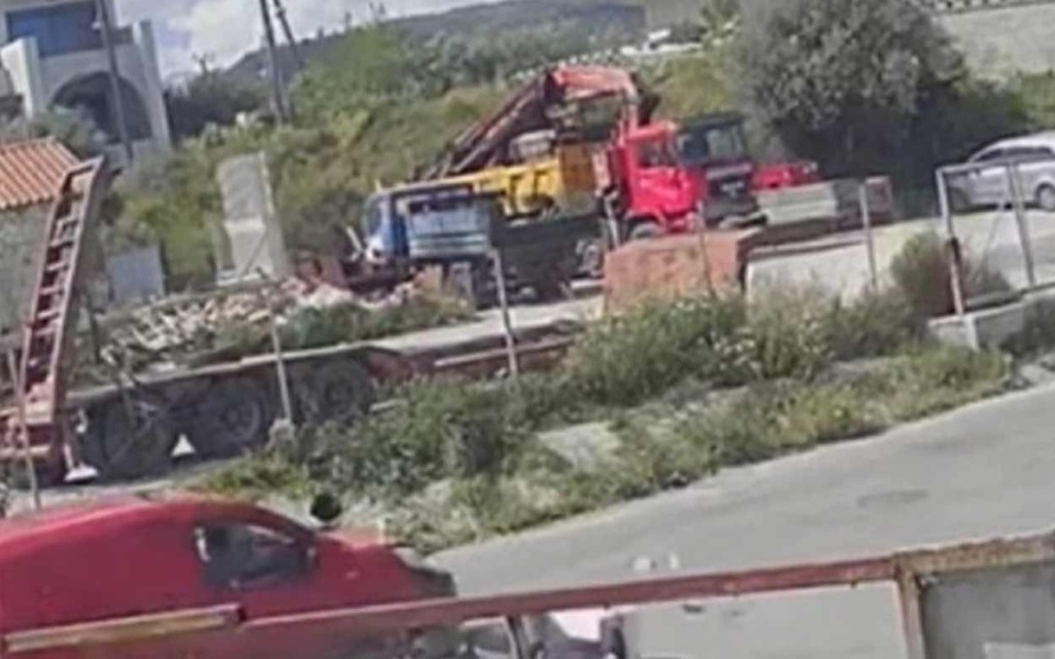 Συγκλονιστική ανάλυση βίντεο στα Χανιά: Χτύπημα και εγκατάλειψη φορτηγού παράδοσης>