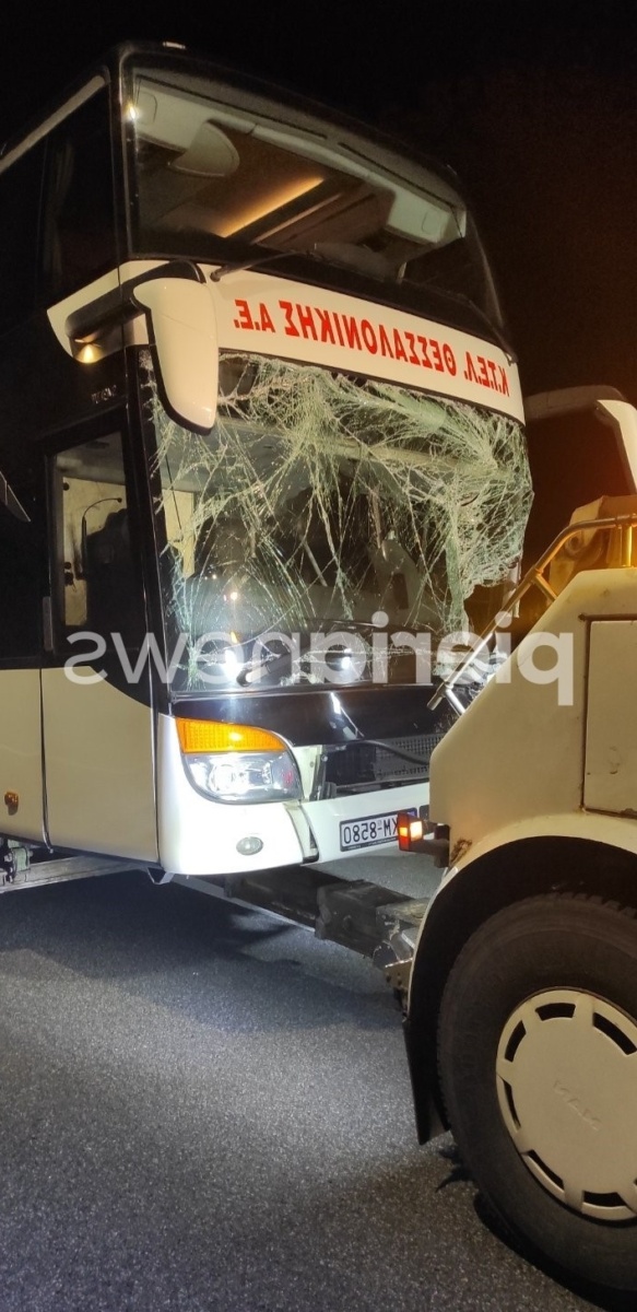 Σύγκρουση λεωφορείου με δύο αυτοκίνητα σκότωσε 19χρονο στην εθνική οδό Αθηνών-Θεσσαλονίκης