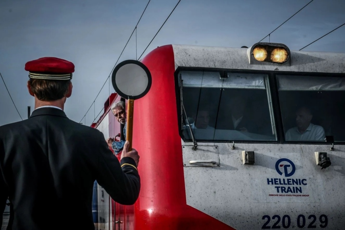 Τα ελληνικά τρένα συνεχίζουν τα δρομολόγια μετά την τραγωδία στα Τέμπη: Συγκινητική στιγμή καθώς το τρένο περνάει από τον τόπο του ατυχήματος